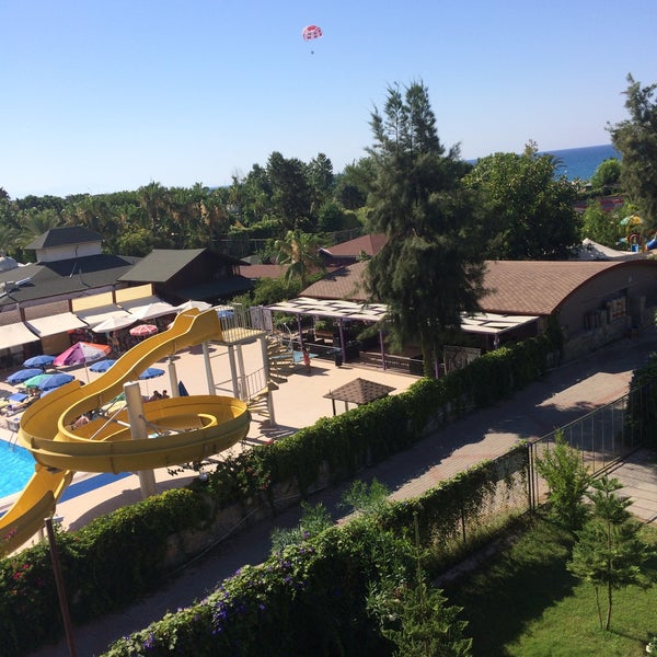 Das Foto wurde bei Club Turtaş Beach Hotel von Berkay Y. am 7/10/2017 aufgenommen