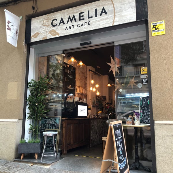 รูปภาพถ่ายที่ Camelia Art Café โดย Denis M. เมื่อ 6/20/2020