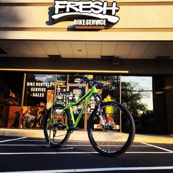 Foto diambil di Fresh Bike Service, Inc. oleh Shawn B. pada 5/6/2015