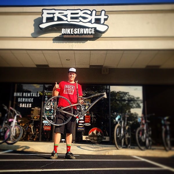 Foto tirada no(a) Fresh Bike Service, Inc. por Shawn B. em 8/5/2014