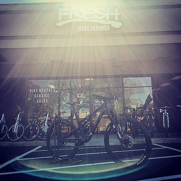 Foto diambil di Fresh Bike Service, Inc. oleh Shawn B. pada 3/7/2015
