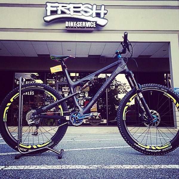 Foto tirada no(a) Fresh Bike Service, Inc. por Shawn B. em 6/7/2014