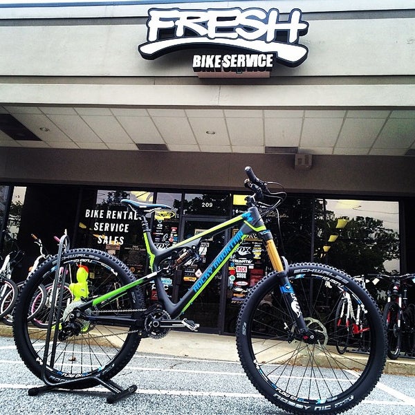 Das Foto wurde bei Fresh Bike Service, Inc. von Shawn B. am 5/14/2014 aufgenommen