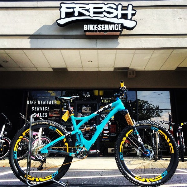 รูปภาพถ่ายที่ Fresh Bike Service, Inc. โดย Shawn B. เมื่อ 8/23/2014