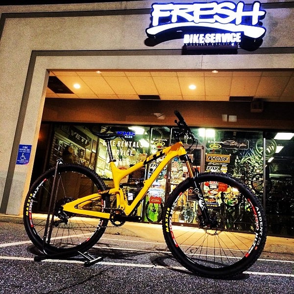 4/17/2014 tarihinde Shawn B.ziyaretçi tarafından Fresh Bike Service, Inc.'de çekilen fotoğraf