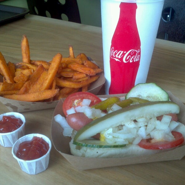 Foto diambil di Ivy&#39;s Burgers, Hot Dogs and Fries oleh Gary R. pada 6/1/2013