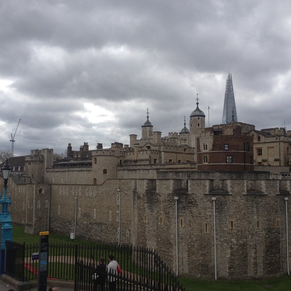 Foto diambil di Tower of London oleh M pada 5/8/2013