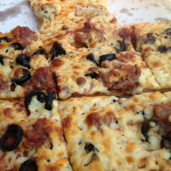 รูปภาพถ่ายที่ Pizano&#39;s Pizza &amp; Pasta โดย Misstrevor เมื่อ 6/30/2013