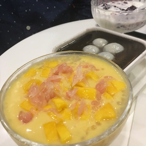Photo taken at Mango Mango Dessert by Fanny L. on 1/13/2017
