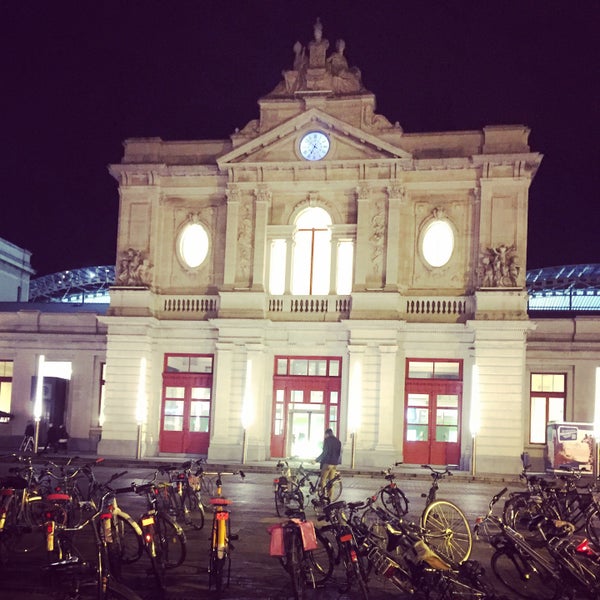 Foto tirada no(a) Station Leuven por Charlotte H. em 10/28/2015