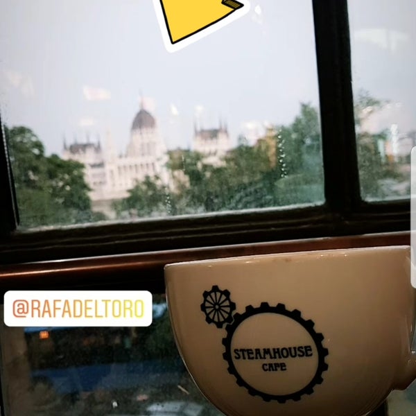 Small coffee place with some decent view of the parliament. Yet the prices are a bit higher than average. It worked great for a hot chocolate while it was raining