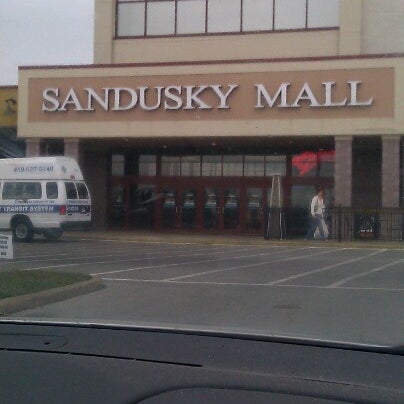 Das Foto wurde bei Sandusky Mall von Lois T. am 4/6/2013 aufgenommen