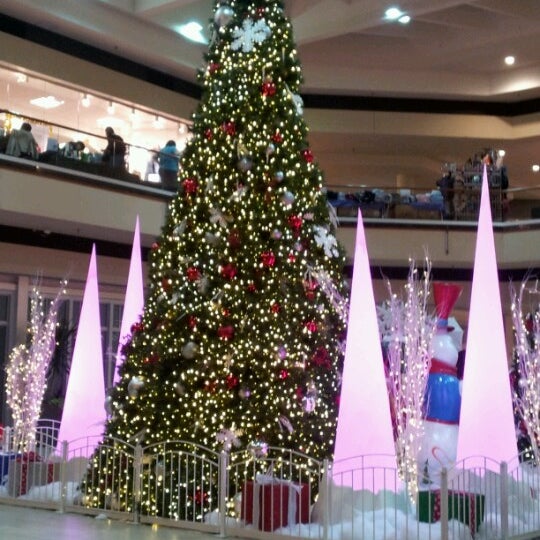 Das Foto wurde bei Maplewood Mall von Lesli R. am 12/8/2012 aufgenommen