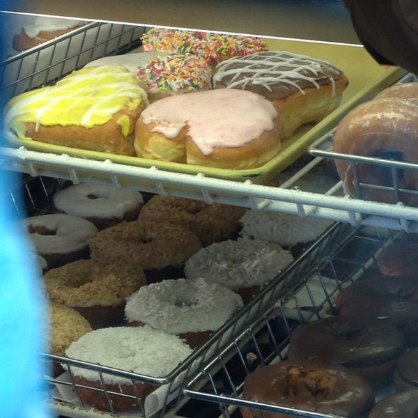 รูปภาพถ่ายที่ Dat Donut โดย Marsha E. เมื่อ 2/14/2013