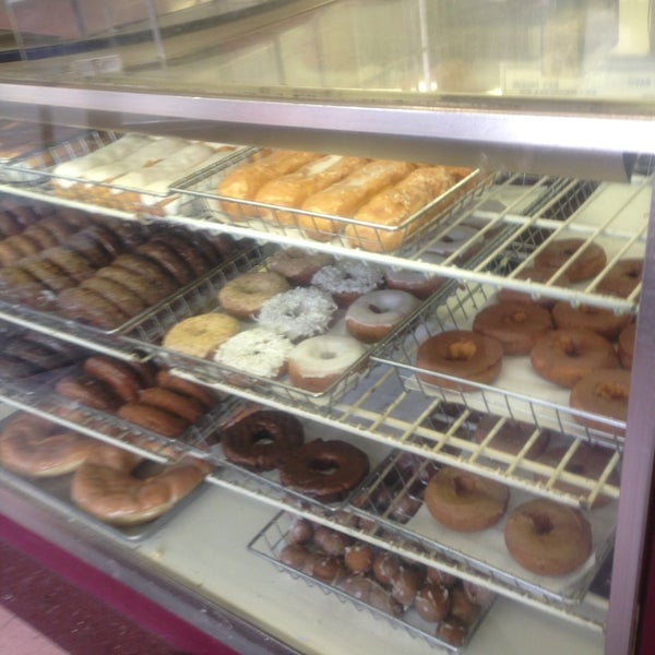 3/7/2013 tarihinde Marsha E.ziyaretçi tarafından Dat Donut'de çekilen fotoğraf