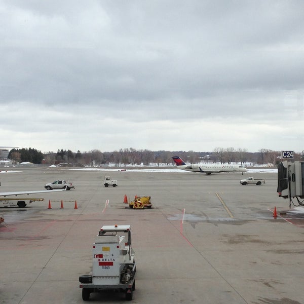 4/13/2013 tarihinde Arianne T.ziyaretçi tarafından Minneapolis–Saint Paul International Airport (MSP)'de çekilen fotoğraf