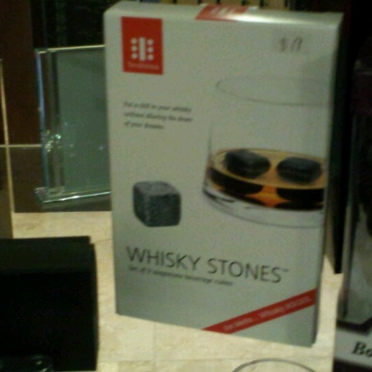 Foto tomada en Double Helix Wine &amp; Whiskey Lounge  por EJ C. el 9/20/2012