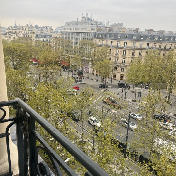 Photo taken at Fraser Suites Le Claridge Champs-Élysées by KHALED on 4/17/2023