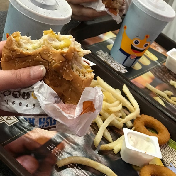 Foto diambil di Burger King oleh Cemile Ç. pada 6/18/2021