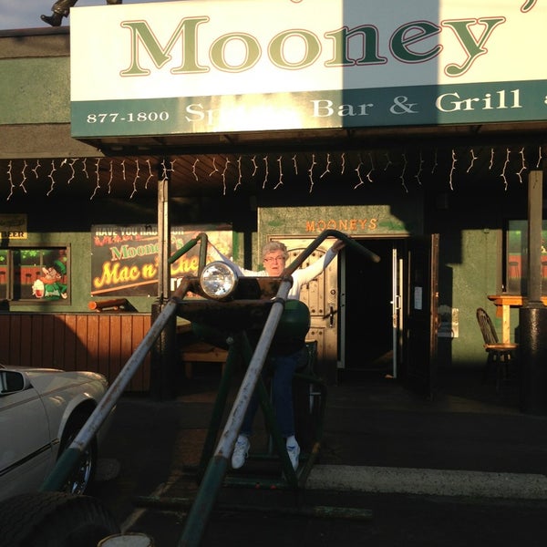 7/29/2013 tarihinde Jim M.ziyaretçi tarafından Mooney&#39;s Sports Bar &amp; Grill'de çekilen fotoğraf