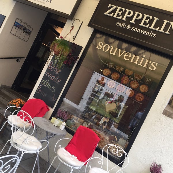 รูปภาพถ่ายที่ Zeppelin Café &amp; Souvenirs โดย Soňa P. เมื่อ 10/10/2015