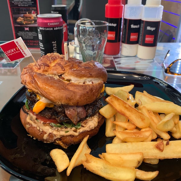Foto scattata a Lucky 7 Burgers &amp; More da Özlem il 8/25/2019