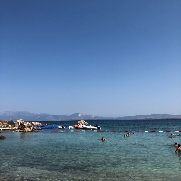 Photo taken at Dodo Beach Club by Ömür A. on 8/22/2018