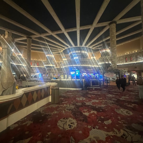 Foto diambil di Excalibur Hotel &amp; Casino oleh Sabio C. pada 3/31/2023