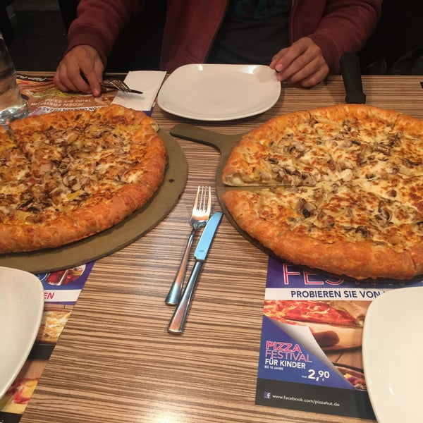 Photo taken at Pizza Hut by Gökhan Y. on 10/18/2015
