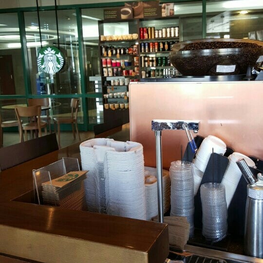 Foto tirada no(a) Starbucks por Mohammed Z. em 3/25/2016