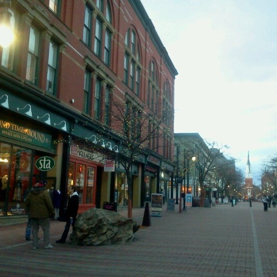รูปภาพถ่ายที่ Burlington Town Center โดย Ugur K. เมื่อ 1/14/2013