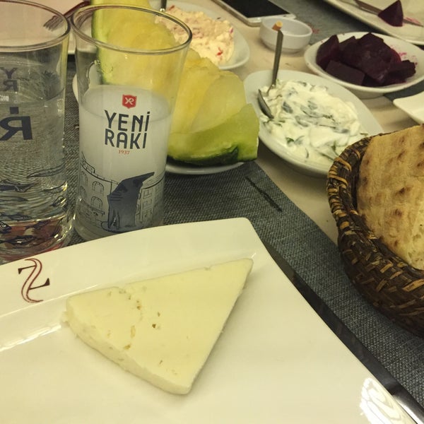 Foto diambil di Ziyaret Restaurant &amp; Ocakbaşı oleh Yetkin S. pada 12/9/2016
