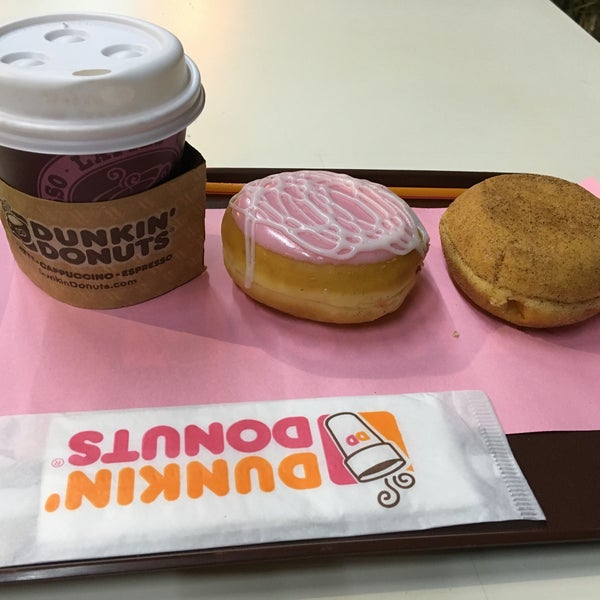 Photo taken at Dunkin&#39; Donuts by Jeniffer A. on 4/29/2016