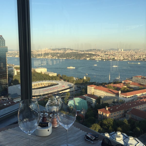 Снимок сделан в Safran Restaurant  InterContinental Istanbul пользователем Burak S. 9/13/2017