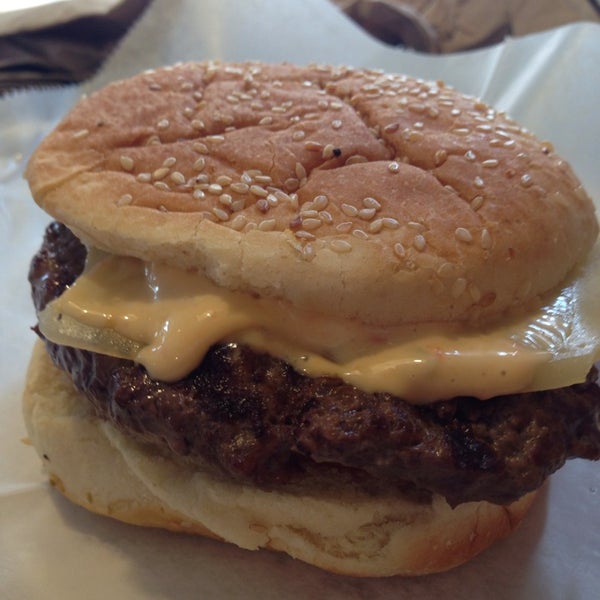 รูปภาพถ่ายที่ Joy Burger Bar โดย Ben H. เมื่อ 7/27/2014