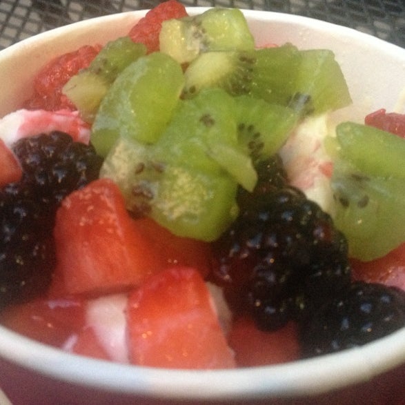 Photo taken at Fruttela Frozen Yogurt by Andrea K. on 7/9/2013
