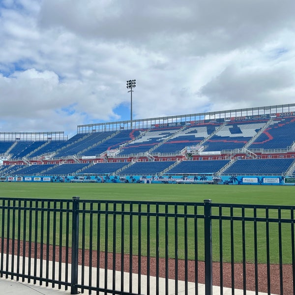 รูปภาพถ่ายที่ FAU Football Stadium โดย Katja เมื่อ 10/8/2022