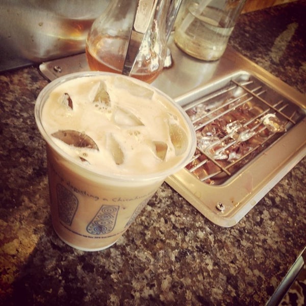 Photo taken at Peet&#39;s Coffee &amp; Tea by Lois A. on 7/11/2014