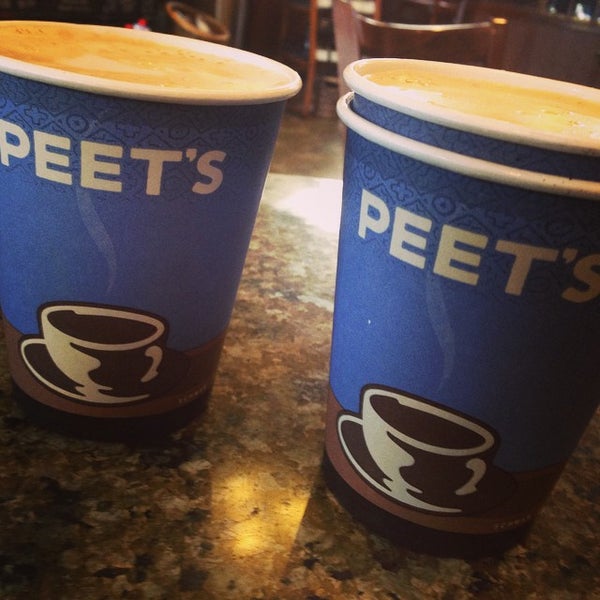 รูปภาพถ่ายที่ Peet&#39;s Coffee &amp; Tea โดย Lois A. เมื่อ 9/4/2014