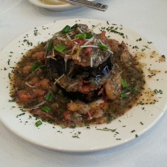 Снимок сделан в Olivier&#39;s Creole Restaurant in the French Quarter пользователем Tracy M. 12/12/2013