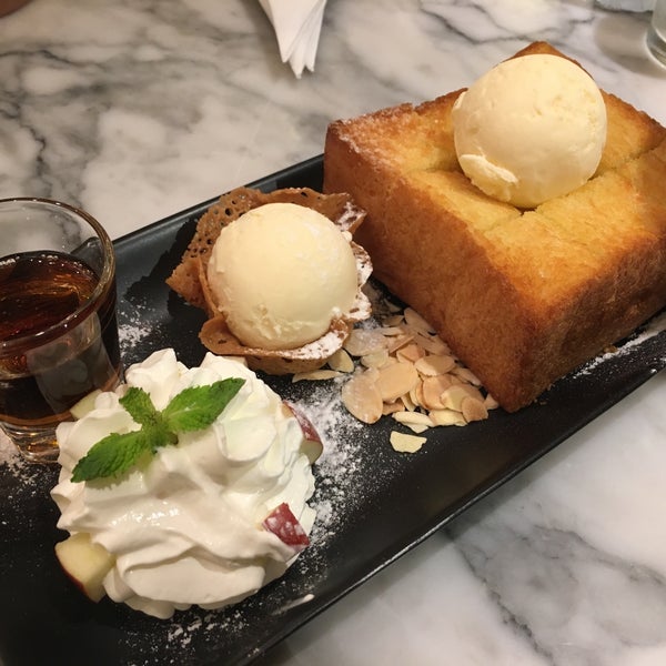 Foto tirada no(a) The Fabulous Dessert Cafe por Kaykay em 5/22/2016