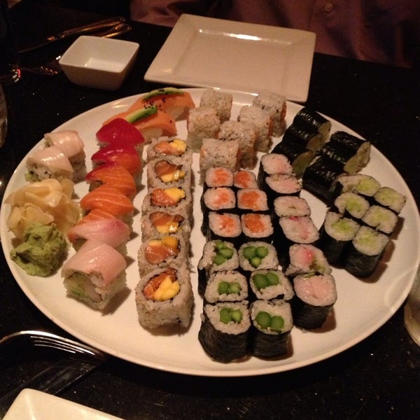 Foto tomada en East Moon Asian Bistro &amp; Sushi  por Jon T. el 9/11/2013