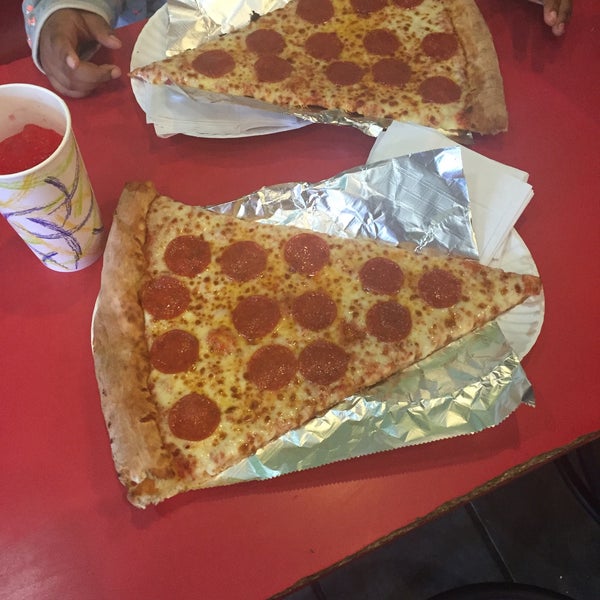 Foto tomada en Jumbo Slice Pizza  por O-Ren F. el 3/18/2016