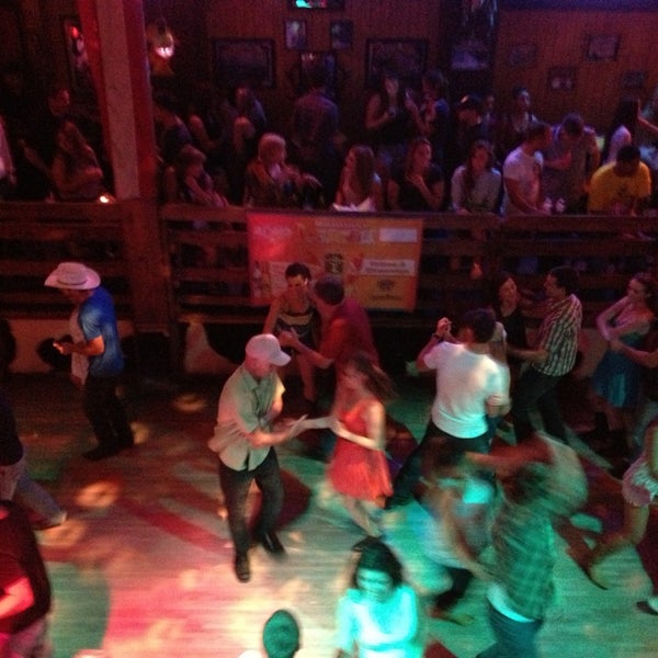 รูปภาพถ่ายที่ In Cahoots Dance Hall &amp; Saloon โดย Erik B. เมื่อ 8/8/2013