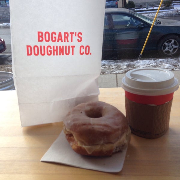 Foto tomada en Bogart&#39;s Doughnut Co.  por Nate S. el 3/8/2015