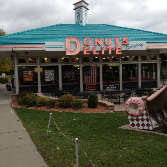 Photo taken at Donuts Delite / Salvatore&#39;s Old Fashioned Pizzeria by MSZWNY M. on 10/15/2012