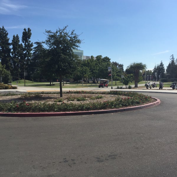 Снимок сделан в California State University, Fresno пользователем Kimberley E. 10/15/2015