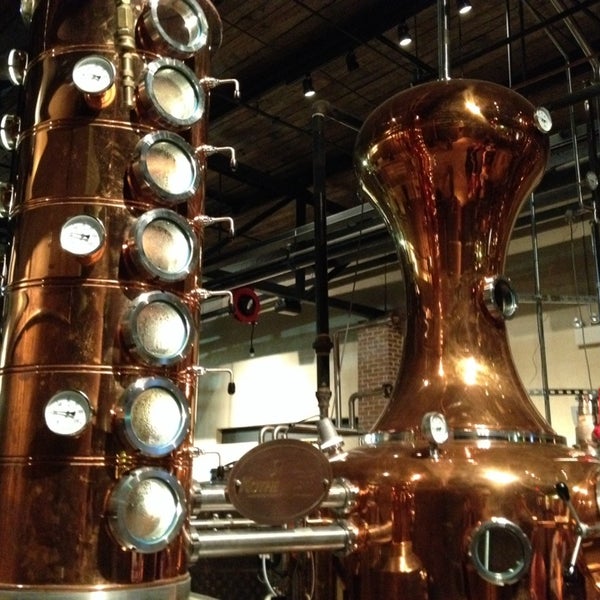 รูปภาพถ่ายที่ Charleston Distilling โดย Hector S. เมื่อ 3/16/2014