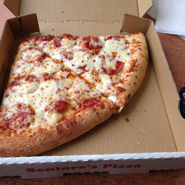 2/19/2013にRey F.がSeniore&#39;s Pizzaで撮った写真