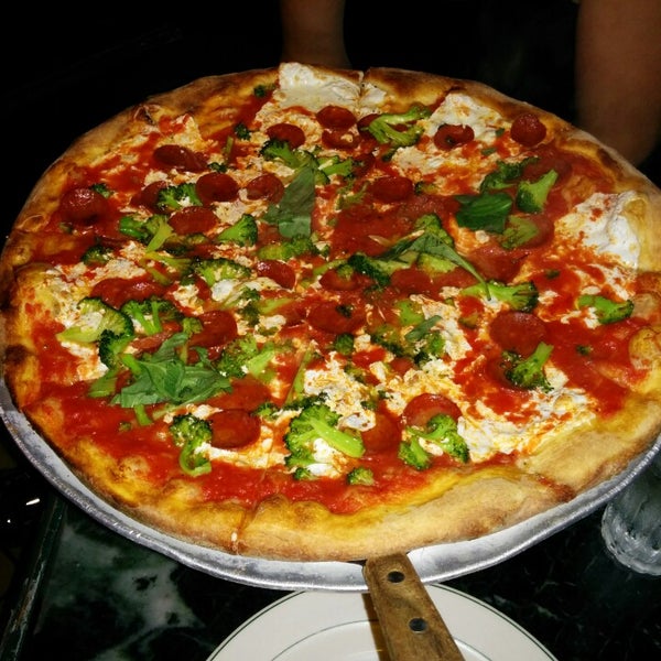 รูปภาพถ่ายที่ Patsy&#39;s Pizzeria โดย Nas B. เมื่อ 9/1/2014